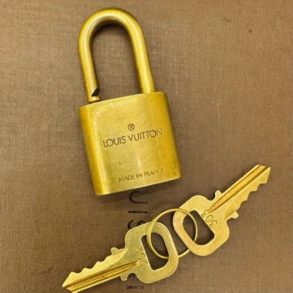 ✨🔐#303 LV Solid Brass Gold Padlock and key Sets✨ - Picture 3 of 16